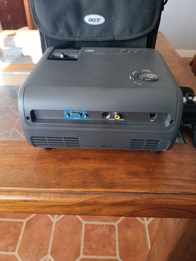 Proyector Acer XD1150 con funda