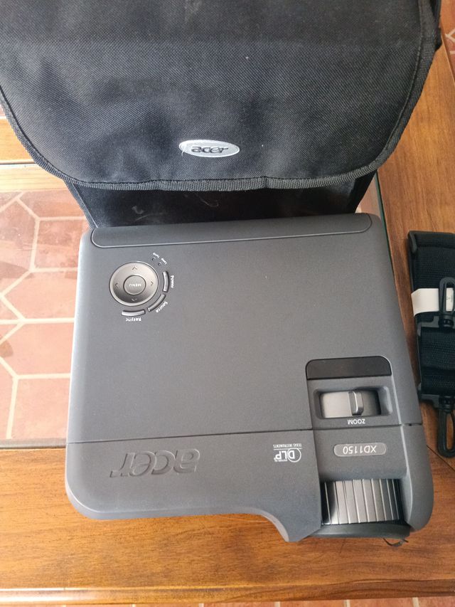Proyector Acer XD1150 con funda