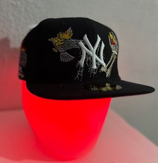 Gorra New Era NY Diseño Águila y Huesos