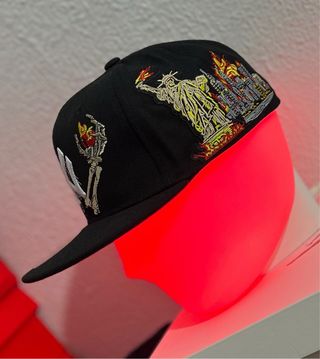 Gorra New Era NY Diseño Águila y Huesos