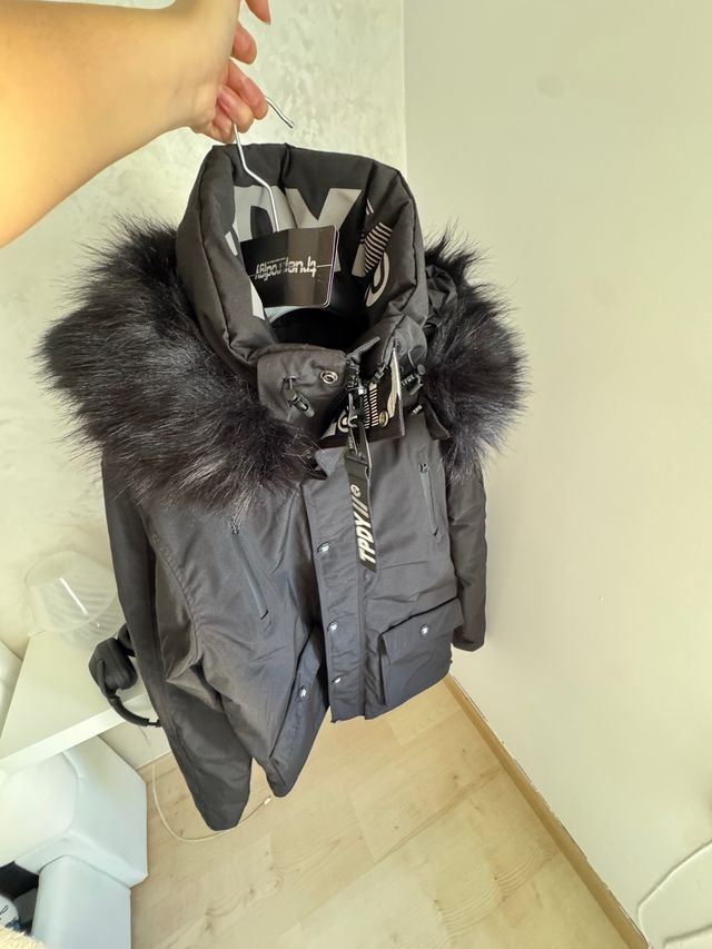 Abrigo negro con capucha y pelo