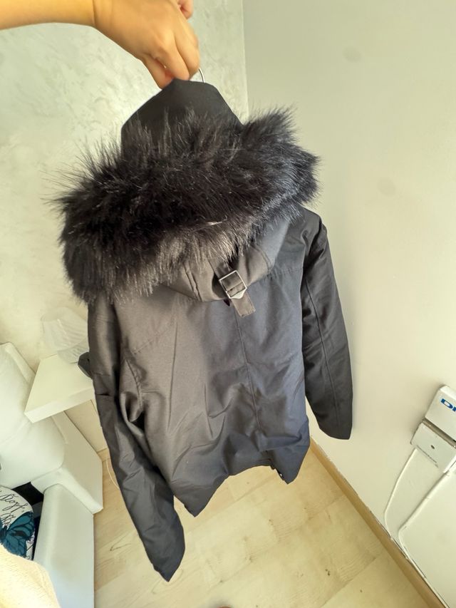 Abrigo negro con capucha y pelo