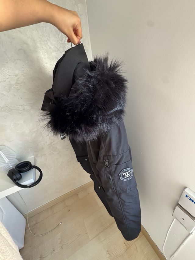 Abrigo negro con capucha y pelo