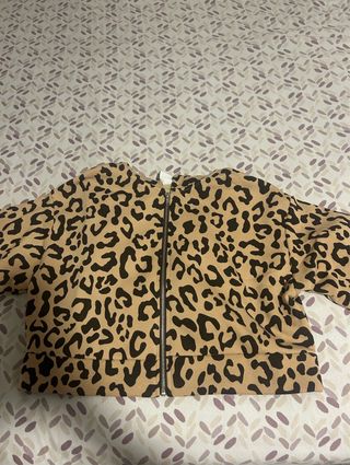 Chaqueta con cremallera y estampado de leopardo