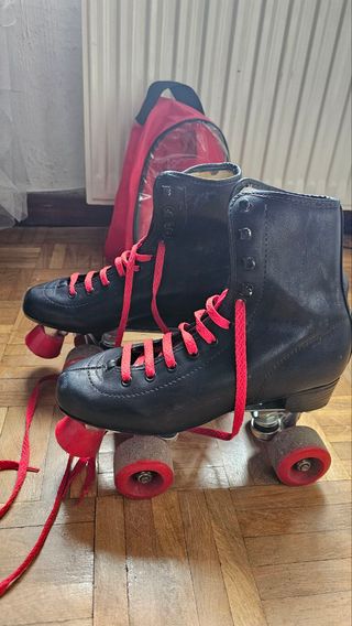 Patines 4 Ruedas Negros con Cordones Rojos