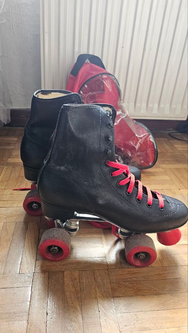 Patines 4 Ruedas Negros con Cordones Rojos