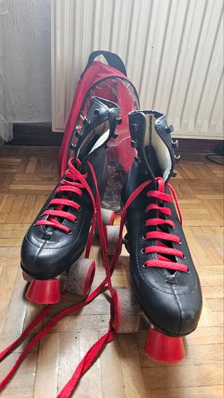 Patines 4 Ruedas Negros con Cordones Rojos