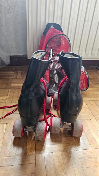 Patines 4 Ruedas Negros con Cordones Rojos