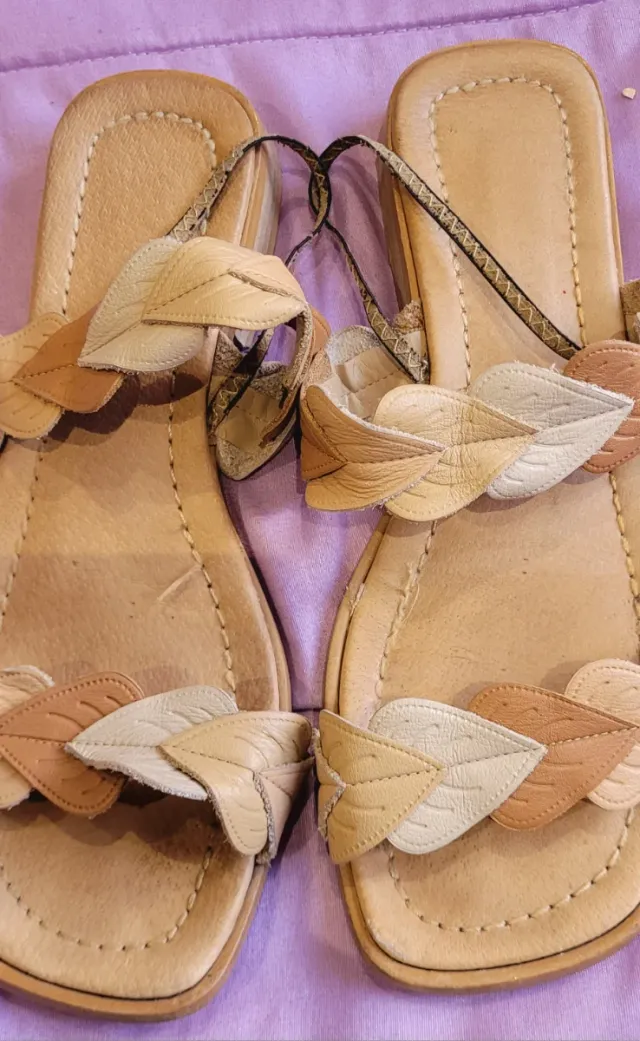 Sandalias de cuero con diseño de hojas