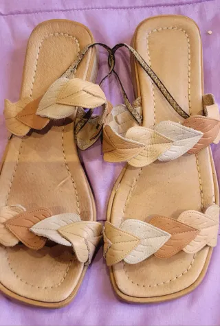 Sandalias de cuero con diseño de hojas