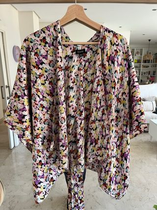 Kimono satinado con estampado floral multicolor.