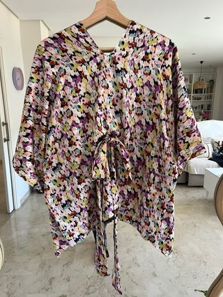 Kimono satinado con estampado floral multicolor.