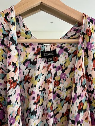 Kimono satinado con estampado floral multicolor.