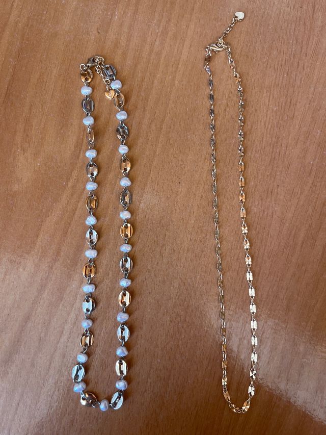 Dos collares dorados con perlas