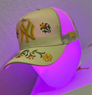 Gorra New Era Beige con Flores