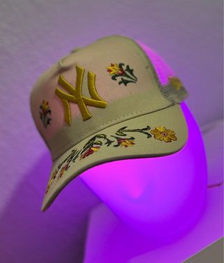 Gorra New Era Beige con Flores