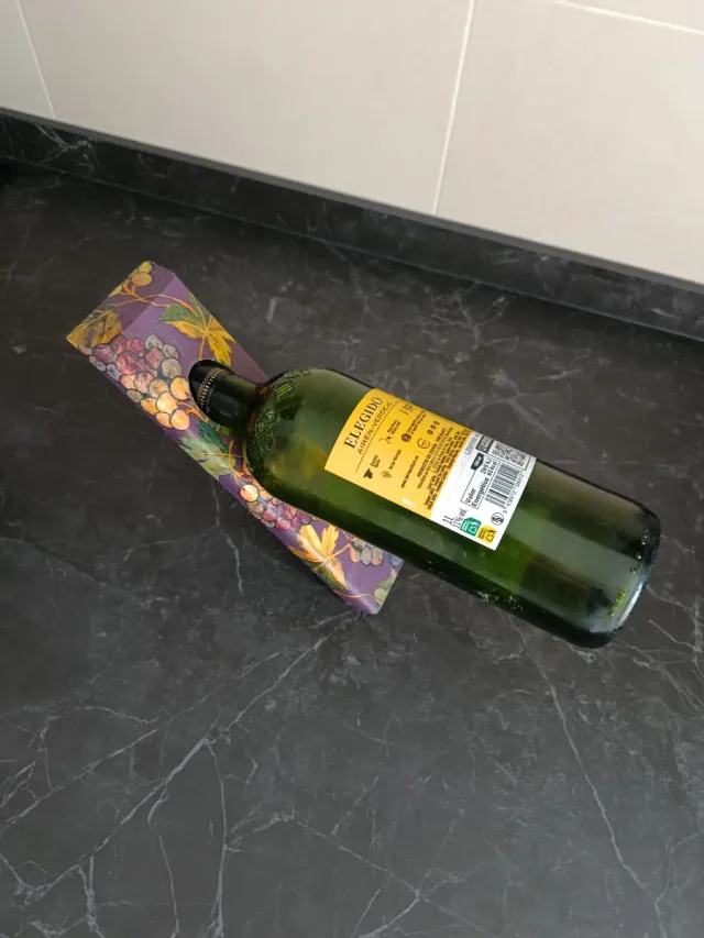 Soporte madera botellas diseño uvas