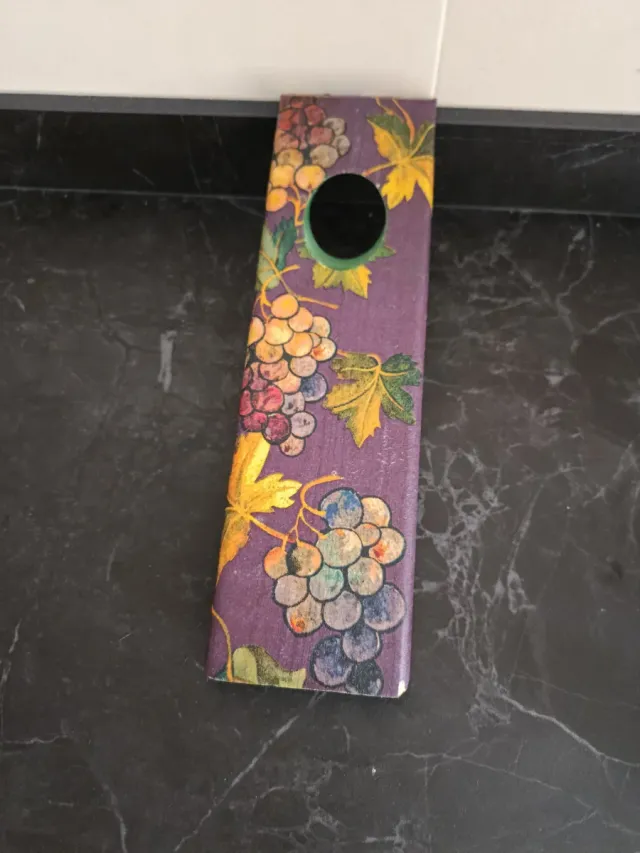 Soporte madera botellas diseño uvas