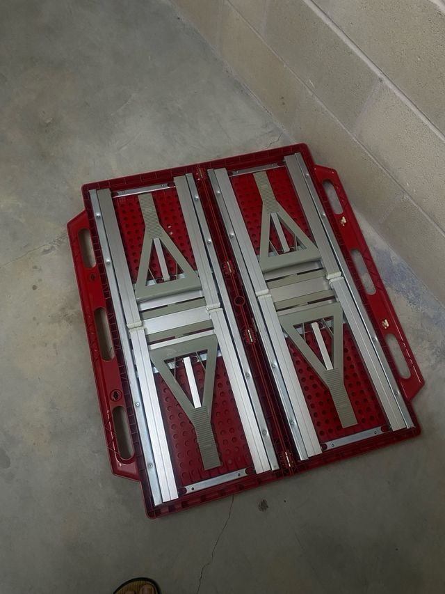 Mesa de camping roja plegable