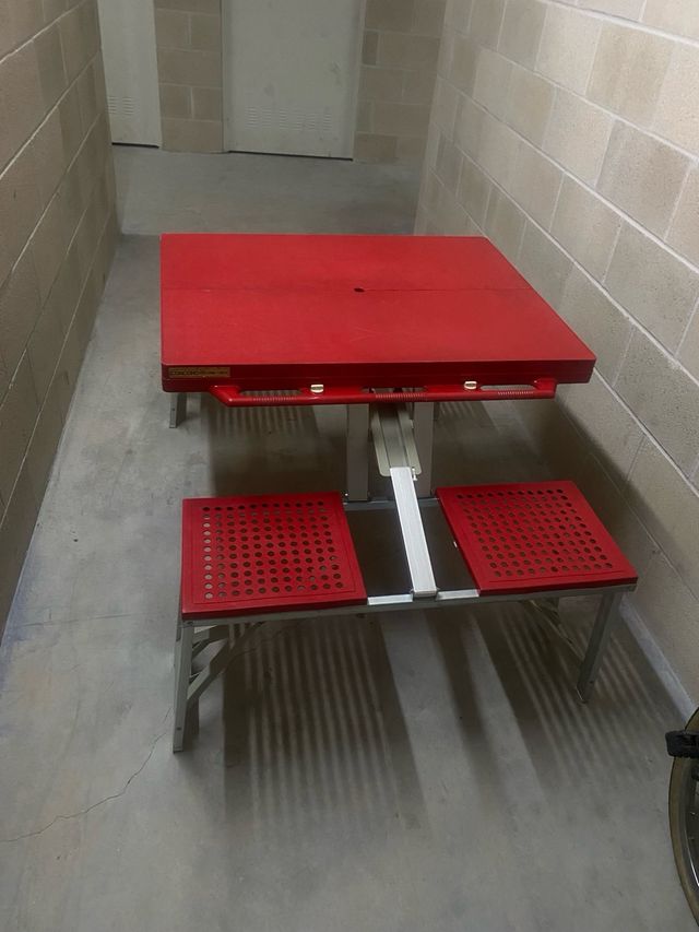 Mesa de camping roja plegable
