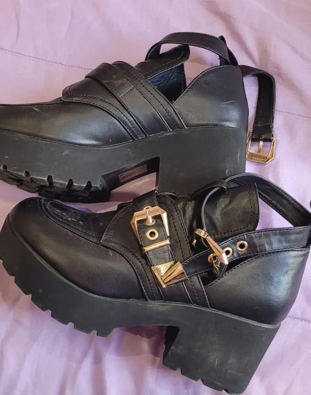 Botas negras con hebillas doradas