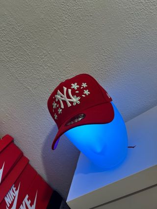 Gorra New Era Roja con Flores Blancas