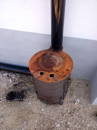 Estufa de leña redonda .