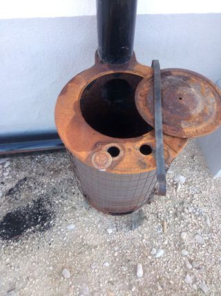 Estufa de leña redonda .