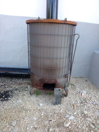 Estufa de leña redonda .