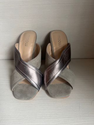 Sandalias Moow grises y plateadas