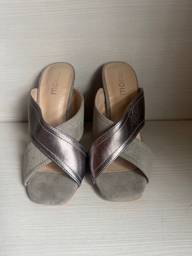 Sandalias Moow grises y plateadas