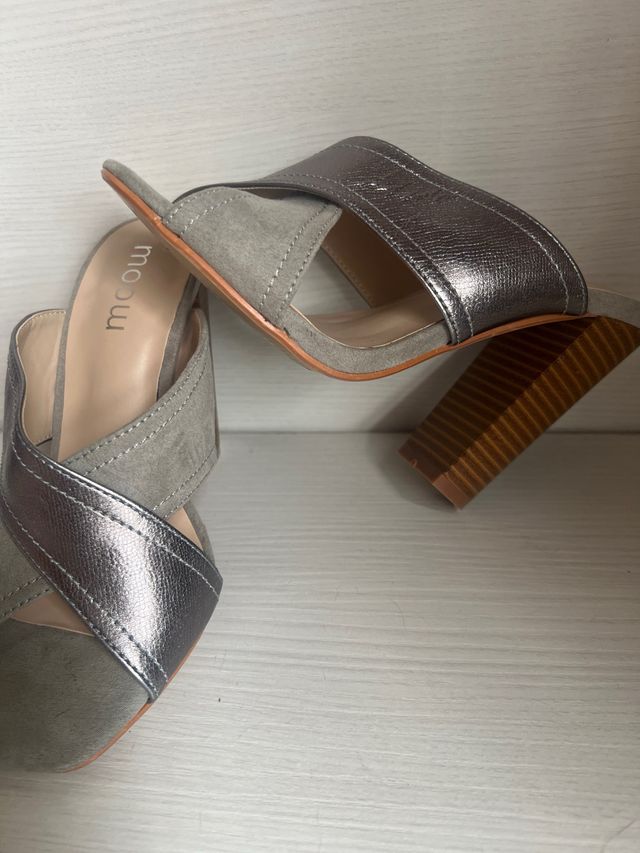 Sandalias Moow grises y plateadas