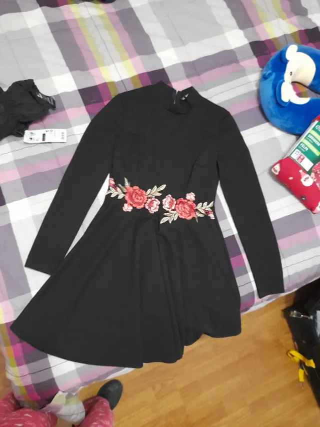 Vestido negro con flores bordadas