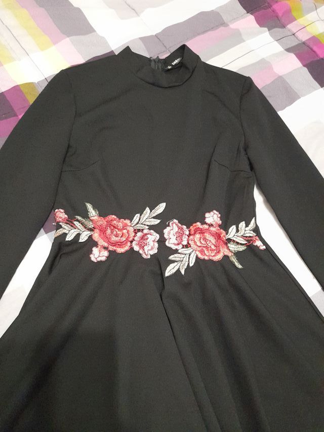Vestido negro con flores bordadas