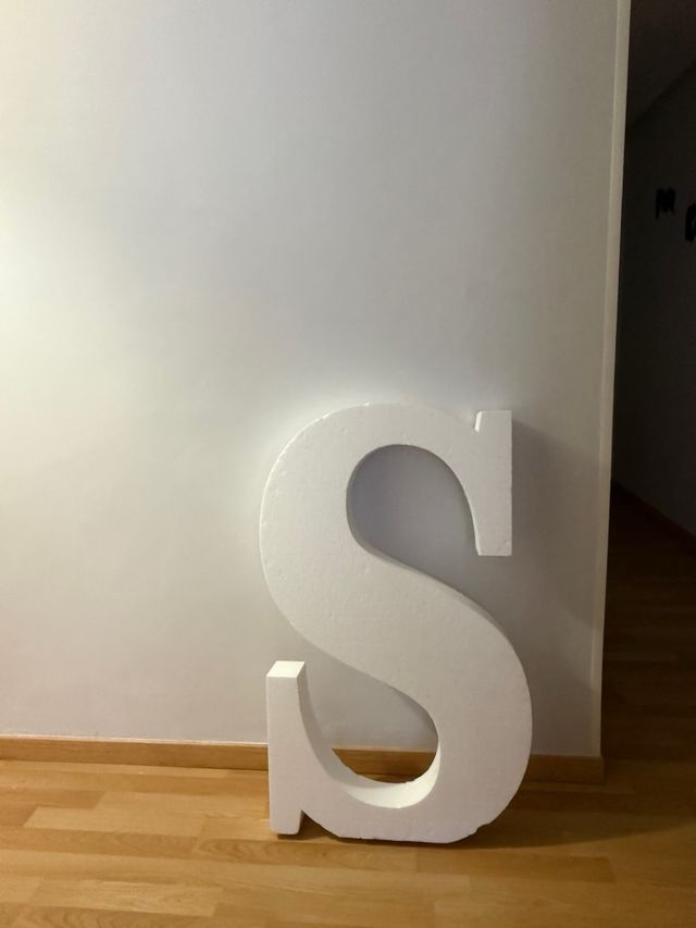 Letra S de porexpán blanca