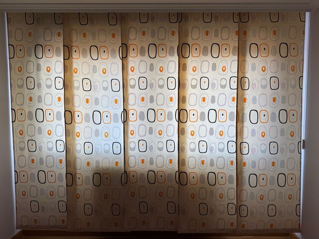 Cortinas paneles salón beige y naranja