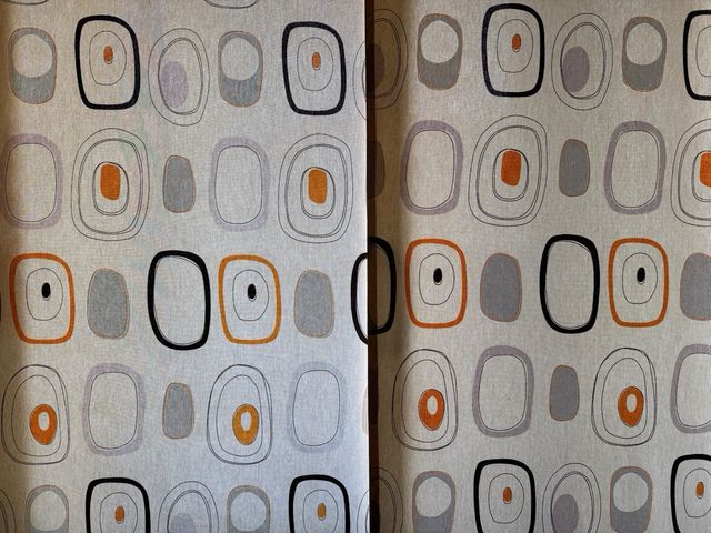 Cortinas paneles salón beige y naranja