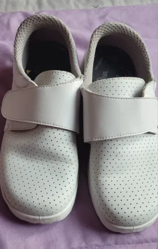 zapatos  de trabajar  blancos cómodos con velcro