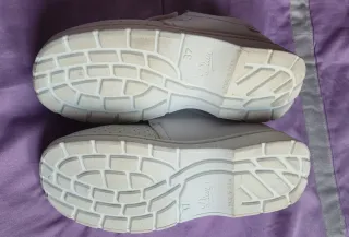 zapatos  de trabajar  blancos cómodos con velcro
