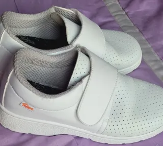 zapatos  de trabajar  blancos cómodos con velcro
