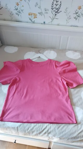 Camiseta rosa con mangas abullonadas