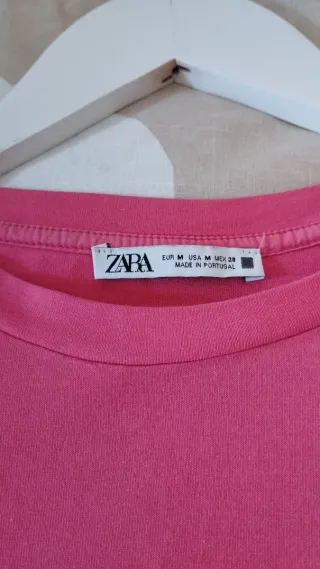 Camiseta rosa con mangas abullonadas