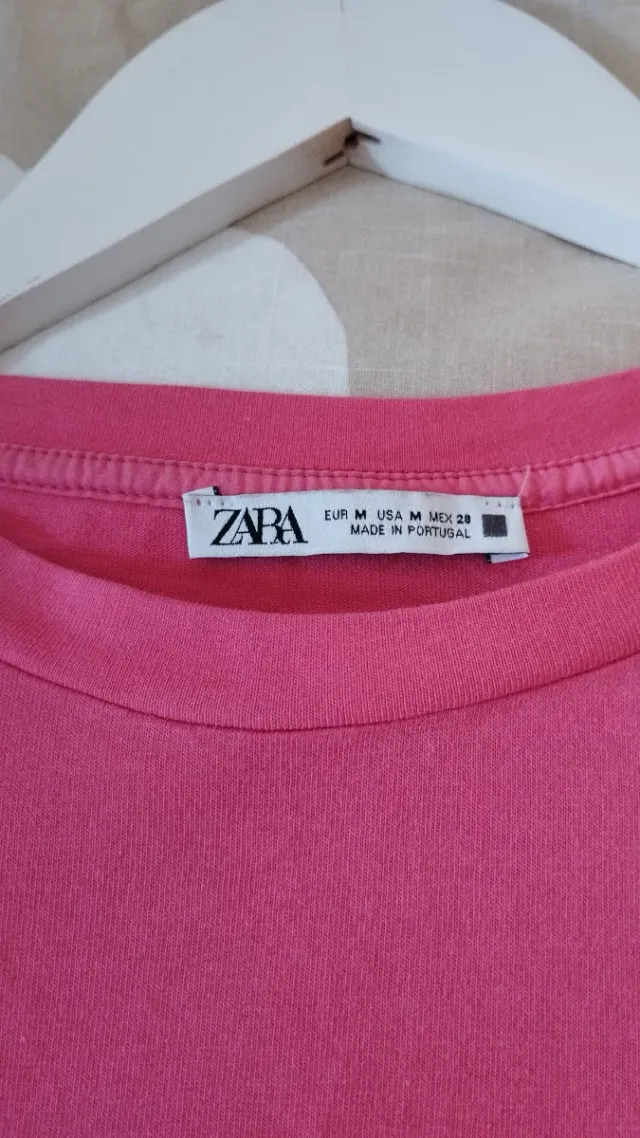 Camiseta rosa con mangas abullonadas