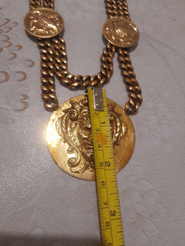 Collar antiguo con león y monedas