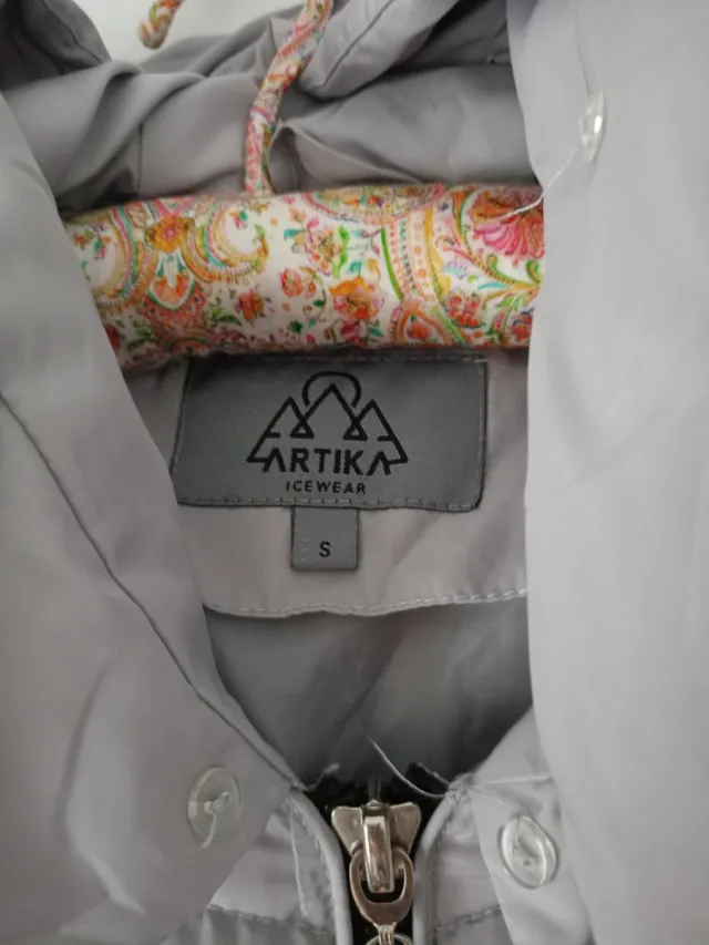 Cazadora acolchada gris mujer