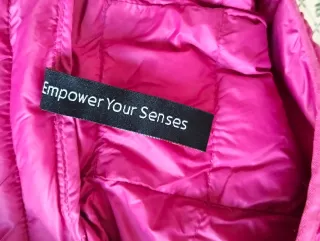 Anorak fucsia mujer con capucha y bolsos laterales