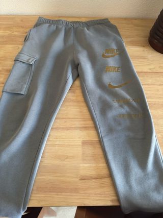 Pantalón chándal Nike gris con detalles dorados