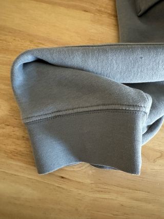 Pantalón chándal Nike gris con detalles dorados