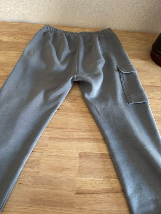 Pantalón chándal Nike gris con detalles dorados