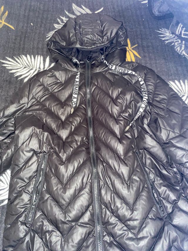 Giacca imbottita nera con cappuccio